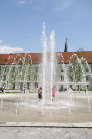 large fountain field with high spray height