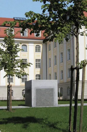 fountain in front of the old Hopfenpost in Munich