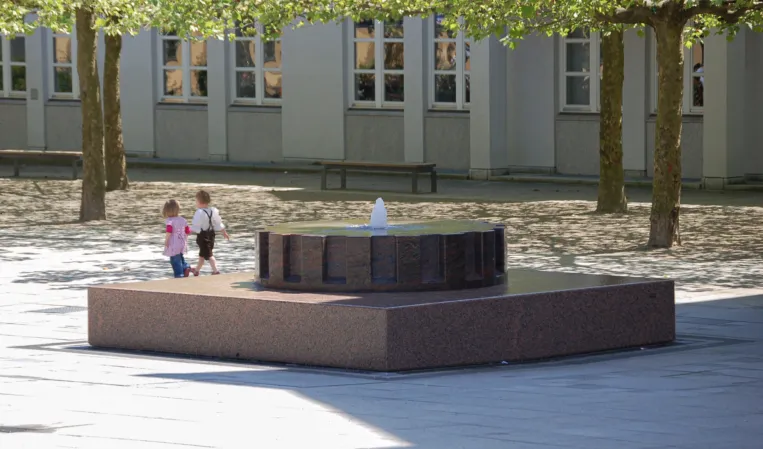 Rotating fountain disc shaped like a gear wheel