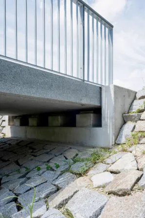 Elastomeric bearing of the granite bridge