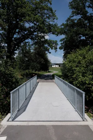 Cycle path bridge made of post-tensioned granite