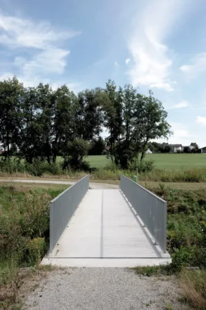 Cycle path bridge made of post-tensioned granite