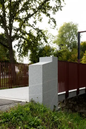 Massive corner pillar of a post-tensioned granite bridge