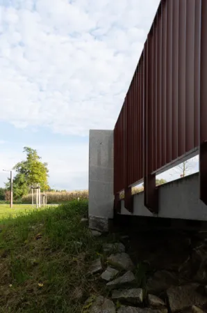 Side-mounted burgundy railing of a bridge
