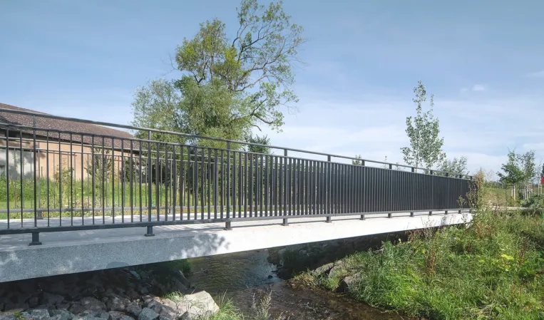 Long post-tensioned granite bridge