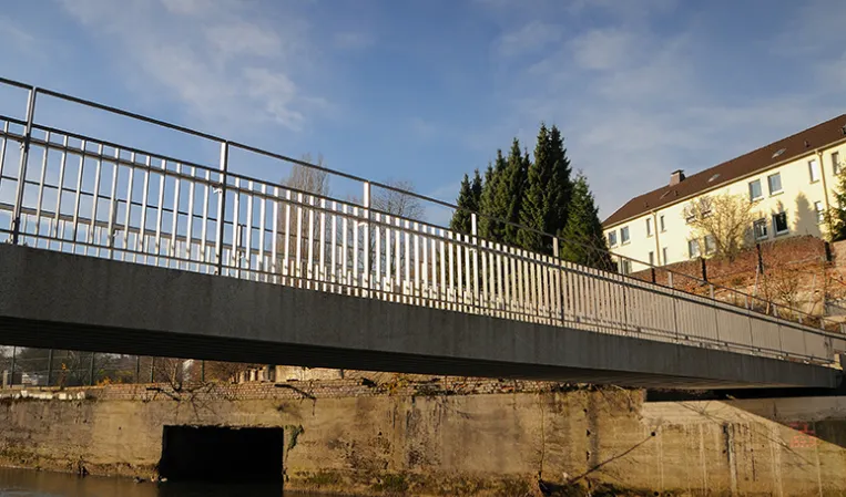 Very long post-tensioned granite bridge