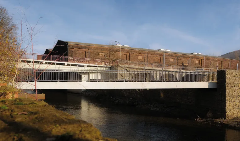 Very long post-tensioned granite bridge