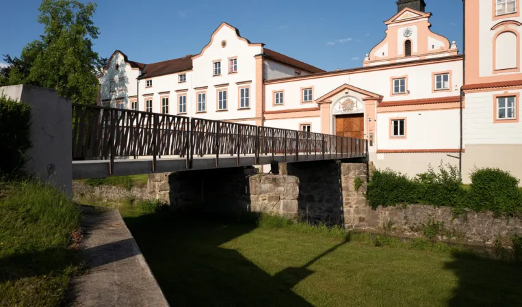 Bridge in front of Schloss Neuhaus am Inn
