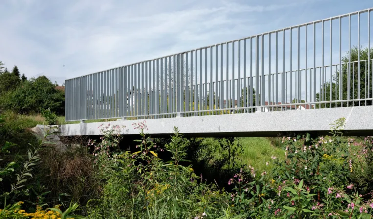 Cycle path bridge made of post-tensioned granite
